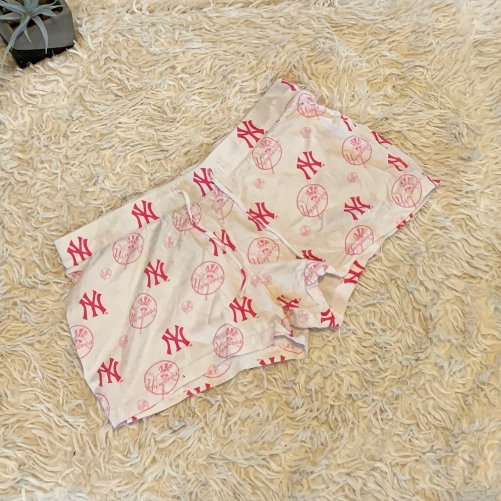 New York Yankees Pink Woman's Shorts Large-used